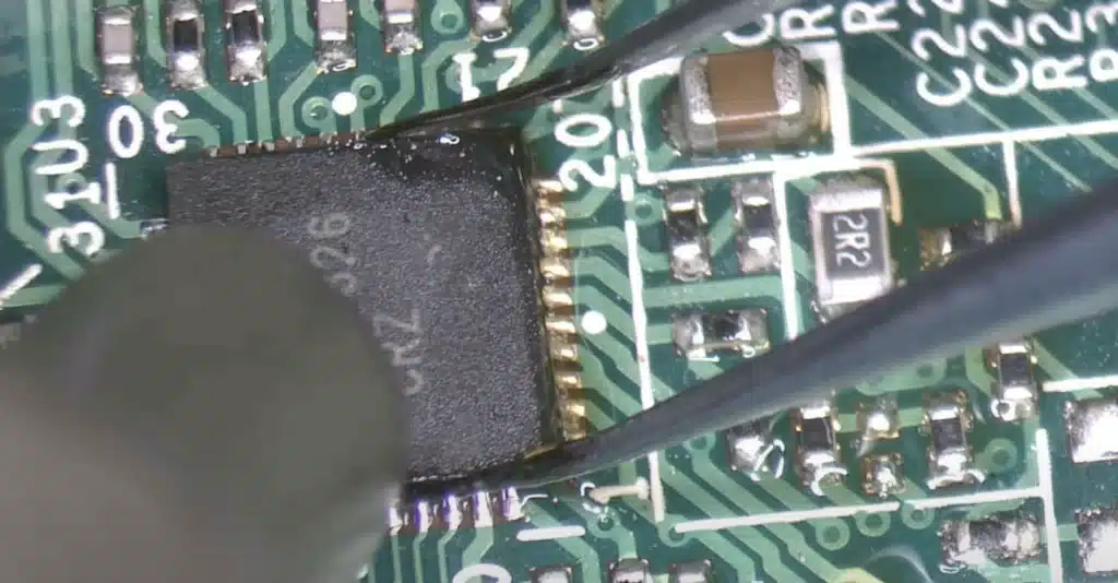 Extracción de un circuito integrado con una pinza