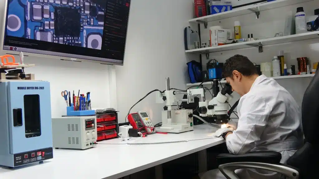 Técnico de MovilOne arreglando conector de carga tipo c