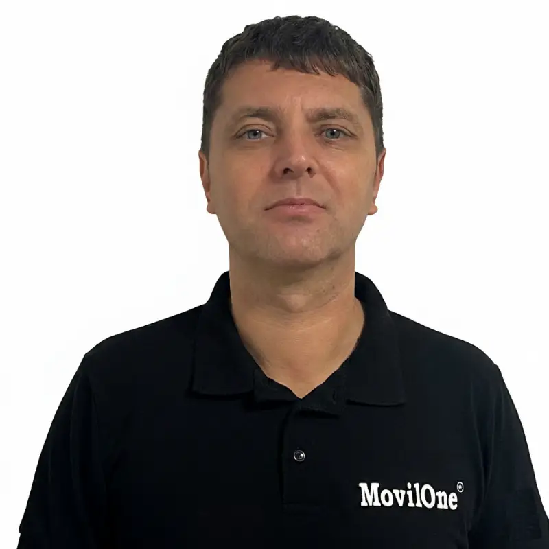 Leonardo C. especialista en reparación avanzada de móviles y fundador de MovilOne